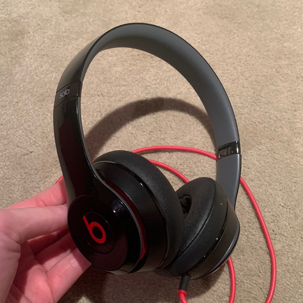 Red & black beats solo. Not wireless need to plug in. No case included just box